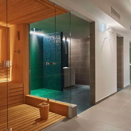 Отель Doubletree By Hilton Триест