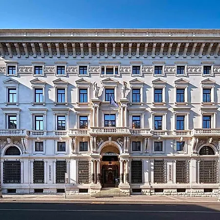 Отель Doubletree By Hilton Триест